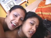 Dos putas dominicanas comiendo una verga gruesa - Foto 1