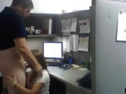 Sexo rapidin en la oficina, el jefe le pide que se lo chupe y ella muy eficiente lo hace  - Foto 1