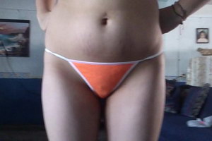 Le regale una tanga para que mi prima afloje