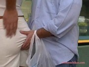 Rubia permite tremendo arrimon con la verga fuera
