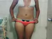 Mi Prima se prueba varias tangas y se me insinua en en el baño