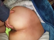 Esposa dormida con una sexy tanguita de color verde - Foto 1