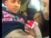 Jovencita latina mamando la verga dura de su novio en el carro con yogurt - Foto 2