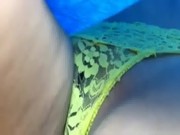 Una sexy tanga amarillo Bajo la falda