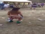 Guapisima jovencita borracha se desnuda en la dolfina