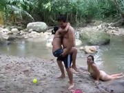 Jovenes calientes Cachando al borde del rio - Foto 1