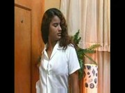 Hermosa jovencita llega del colegio y seduce a su primo mayor - Foto 1