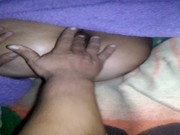 Mujer toma demasiado y se duerme borracha. Amigos aprovechan para tocarla