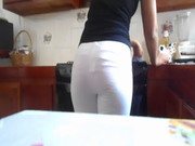 Cogiendo en la cocina y casi nos cachan, realmente es excitante y muy morboso