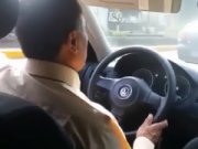 Mi novia se quita el hilo en el taxi. El taxista ni se entera lo que pasa atras