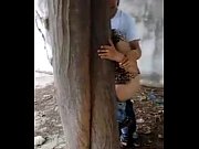 Los encontraron cogiendo detras de un árbol, ellos se sorprenden y se esconden - Foto 2