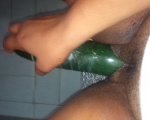 Esposa adicta al pepino se masturba en el baño - Foto 1