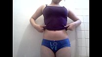 Jovencita se desnuda por whatsapp, esta cachonda y muestra su calzon sucio - Foto 1