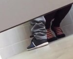 Novios son grabados cogiendo en el baño publico