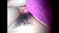 Putita caliente masturbandose su chochito peludo en el baño - Foto 1