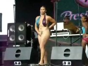 Imagen Baile erotico en Publico enseña las tetas y algo mas