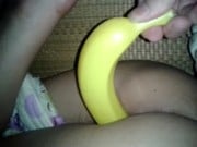 Metiendo una Banana sin condón mientras duerme borracha