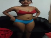 AMIGA ENCUERANDOSE y deja ver su lenceria, ricas tetas, hermoso culo