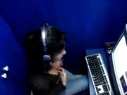 Jovencita caliente espiada en una cabina privada donde esta enseñando todo por webcam