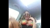 Esta rubia caliente en una hermosa nena en automovil exhibisionista