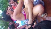 Imagen Mujer bailando sexi y borracha frente a un publico con ganas de cogersela