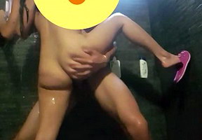 Esposos se dan un gustito sexual en la ducha