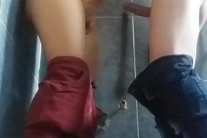 Sexo casual con amiga en baño abandonado