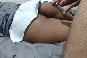 Manoseando el culo de mi chica hasta despertarla