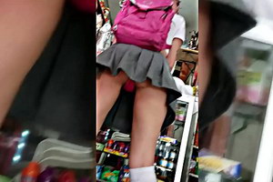 Colegiala upskirt con tanguita rosa en la tienda