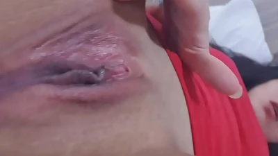 Boliviana masturbándose para sacarse leche del coño